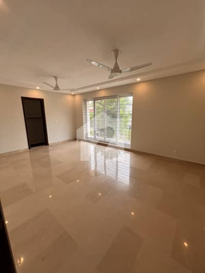 NEW HOUSE FOR SALE F 10 SIZE 555 SQUARE YARDS TRIPLE STORY