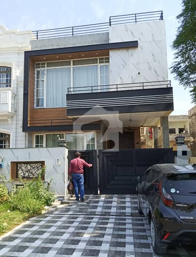ڈی ایچ اے فیز 5 ڈی ایچ اے ڈیفینس,لاہور میں 4 کمروں کا 8 مرلہ مکان 5.65 کروڑ میں برائے فروخت۔