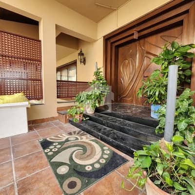 Prime Location House Of 1000 Square Yards In DHA Phase 8 For Rent