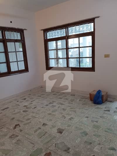 400 Square Yard Ground Floor Well Maintained