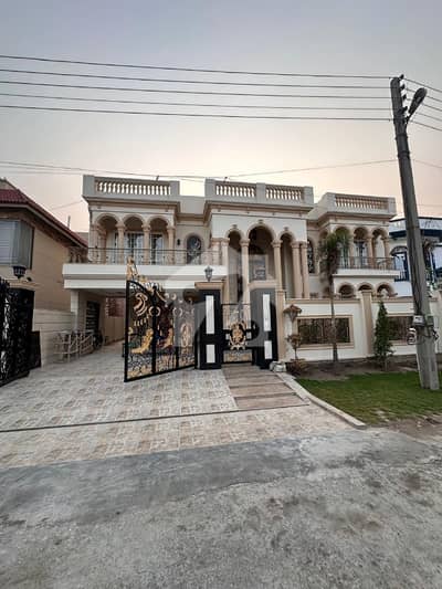 ویلینشیاء ہاؤسنگ سوسائٹی لاہور میں 6 کمروں کا 1 کنال مکان 10.0 کروڑ میں برائے فروخت۔