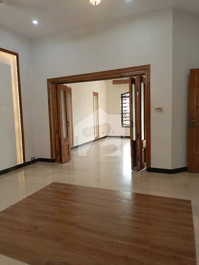 3 Bed , Drawing Dining Servant, 4 Washrooms , Separate Gas Meter As Well Electric Too