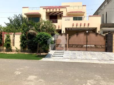 1 Kanal House Beautifully Build By Owner