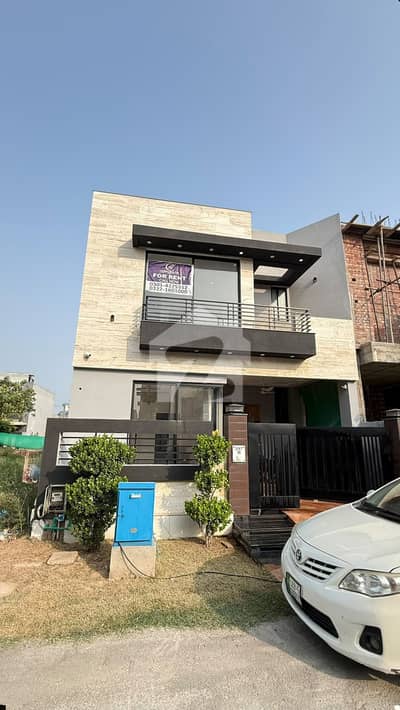 OUTSTANDING 5 MARLA 3 BEDROOM HOUSE FOR RENT | PRIME LOCATION IN DHA 9 TOWN