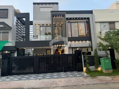 A BEAUTIFUL 10 MARLA HOUSE F0R SALE IN TULIP BLOCK SECTOR C BAHRIA TOWN LAHORE