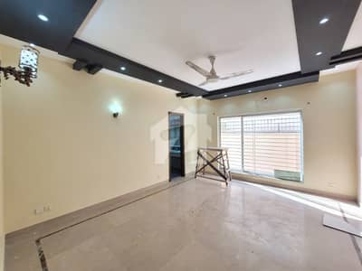 KANAL FULL HOUSE NEAR TO MARKET FOR RENT KANAL FULL HOUSE NEAR TO MARKET FOR RENT