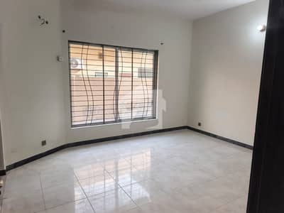 KANAL UPPER PORTION 3BEDROOM TV LOUNGE STOREY PARKING