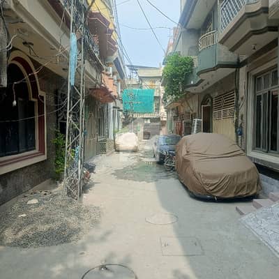 توحید پارک لاہور میں 5 کمروں کا 4 مرلہ مکان 2.1 کروڑ میں برائے فروخت۔