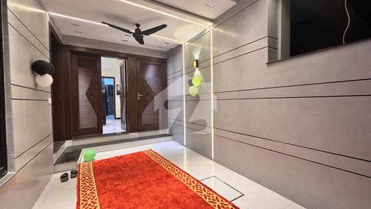 5 MARLA MODERN TRIPLE HIGHT LOBBY DESIGNER HOUSE AVAILABLE FOR EXECUTIVE LOCATION OF LAKE CITY