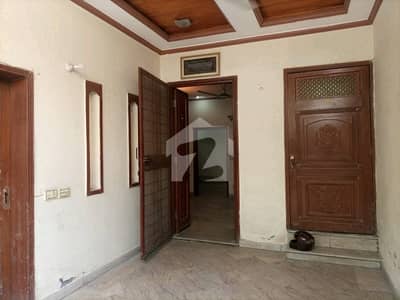 جوہر ٹاؤن فیز 2 جوہر ٹاؤن,لاہور میں 4 کمروں کا 5 مرلہ مکان 2.35 کروڑ میں برائے فروخت۔