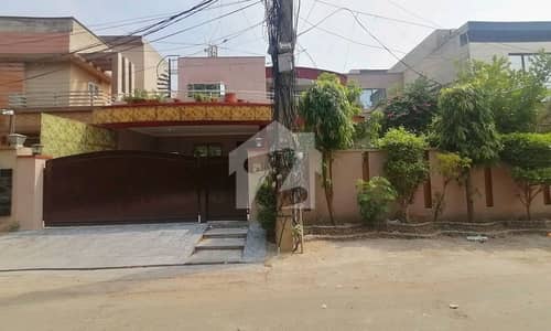 Prime Location PIA Housing Scheme - Block D House For sale Sized 1 Kanal