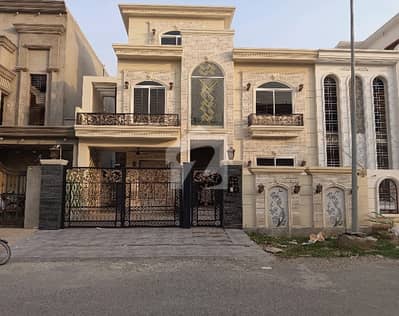 سٹی ہاؤسنگ سوسائٹی گوجرانوالہ میں 5 کمروں کا 10 مرلہ مکان 4.5 کروڑ میں برائے فروخت۔