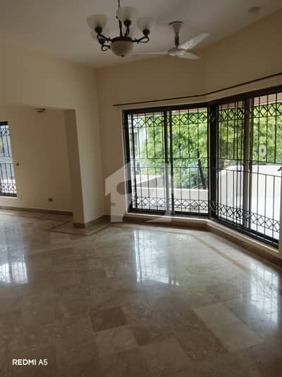 F11/3 666 Square Yards Upper Portion 3beds Attached Bath Drawing Room Dining Room Tv Lounge Servant Quarter Separate Gate Separate Electricity And Gas Meters For Rent