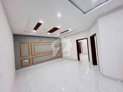 SINGLE STORY 10 MARLA DEMANDING HOUSE AVAILABLE FOR SALE AT BEST LOCATION IN LDA AVENUE LAHORE