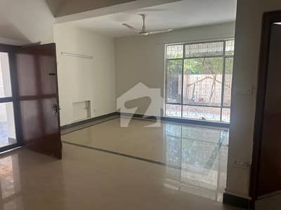 ایف ۔ 10 اسلام آباد میں 4 کمروں کا 1 کنال مکان 4.5 لاکھ میں کرایہ پر دستیاب ہے۔