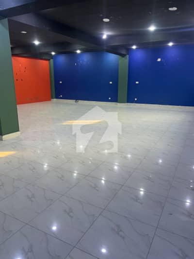 پی آئی اے مین بلیوارڈ لاہور میں 1 کمرے کا 10 مرلہ دفتر 3.25 لاکھ میں کرایہ پر دستیاب ہے۔