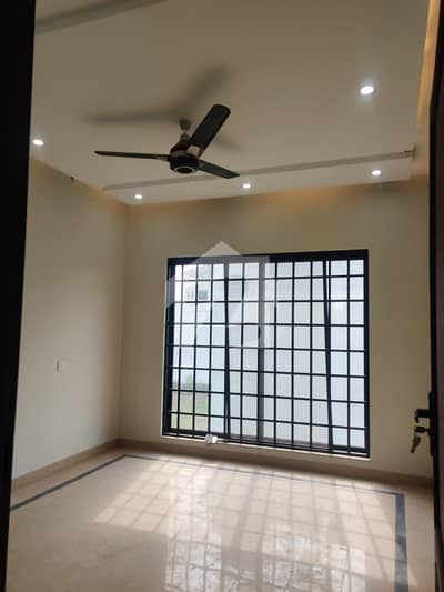 10 MARLA FLOOR AVILABLE FOR RENT