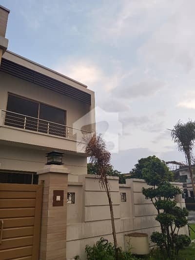 Beautiful 5 Bed Corner House available for urgent Rent in Askari 10 Sec-S!