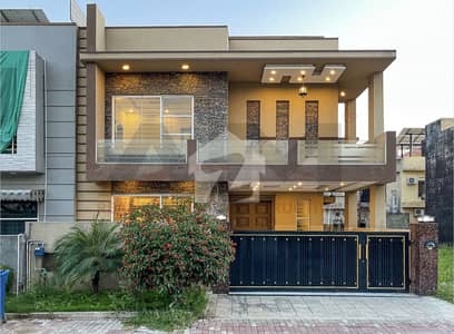 ڈی ایچ اے ڈیفینس فیز 2 ڈی ایچ اے ڈیفینس,اسلام آباد میں 5 کمروں کا 10 مرلہ مکان 6.9 کروڑ میں برائے فروخت۔