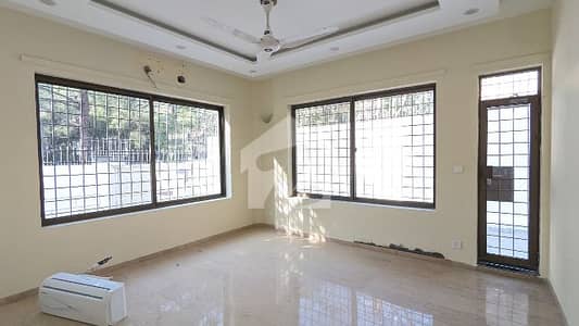 FOR RENT Designer Triple Storey Duplex House 6-Bedrooms F_6/2