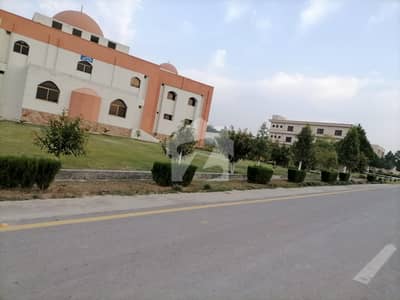 انجنیئرز کوآپریٹو ہاؤسنگ ڈی ۔ 18,اسلام آباد میں 1 کنال رہائشی پلاٹ 1.25 کروڑ میں برائے فروخت۔
