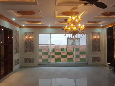بحریہ ٹاؤن سیکٹر ای بحریہ ٹاؤن,لاہور میں 5 کمروں کا 1 کنال مکان 6.0 کروڑ میں برائے فروخت۔