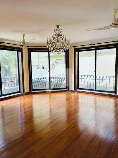 Beautiful Luxurious Triple Story 8 Bedroom House