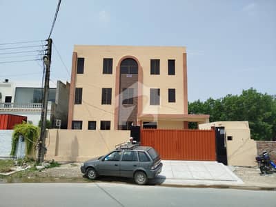 پائن ایونیو لاہور میں 6 کمروں کا 1 کنال عمارت 4.0 لاکھ میں کرایہ پر دستیاب ہے۔