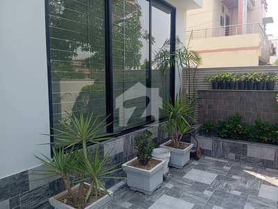 10 MARLA ULTRA MODERN, NEW HOUSE AVAILABLE FOR SALE