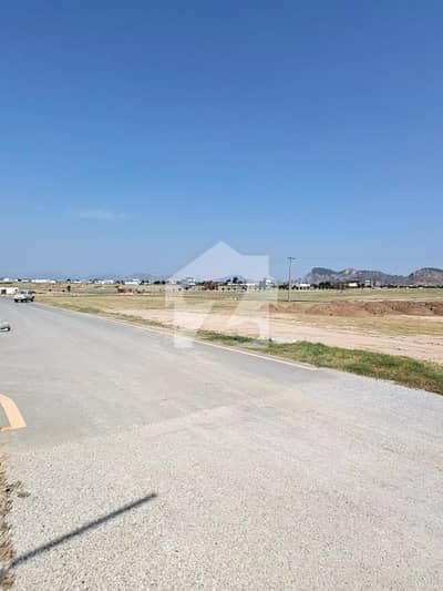 INVESTOR PRICE OF 10 MARLA ON PRIME LOCATION (NEXT TO CORNER)