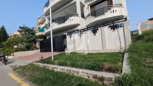 ایم پی سی ایچ ایس - بلاک بی ایم پی سی ایچ ایس ۔ ملٹی گارڈنز,بی ۔ 17,اسلام آباد میں 6 کمروں کا 14 مرلہ مکان 6.4 کروڑ میں برائے فروخت۔