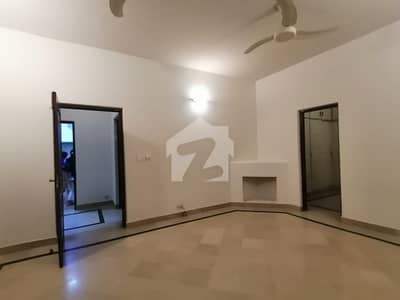ڈی ایچ اے فیز 5 - بلاک بی ڈی ایچ اے فیز 5,ڈی ایچ اے ڈیفینس,لاہور میں 2 کمروں کا 1 کنال بالائی پورشن 1.3 لاکھ میں کرایہ پر دستیاب ہے۔