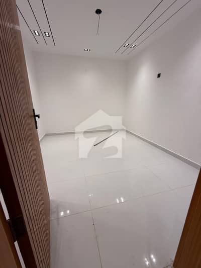 luxury 3 bed dd available on main khalid bin waleeed road