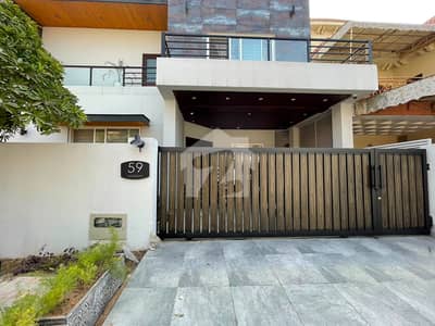 Spacious 5-Bed Single-Unit 10-Marla House | Steps From Central Park Spacious 5-Bed Single-Unit 10-Marla House | Steps From Central Park