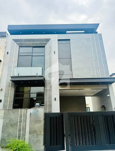 Prime Location House Of 5 Marla Is Available In Contemporary Neighborhood Of DHA Defence