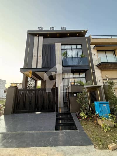 5 MARLA BRAND NEW ULTRA MODERN HOUSE FOR SALE NEAR TO PARK