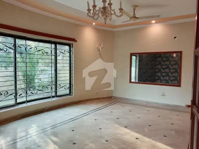 DEFENCE KANAL LUXURY UPPER PORTION FOR RENT