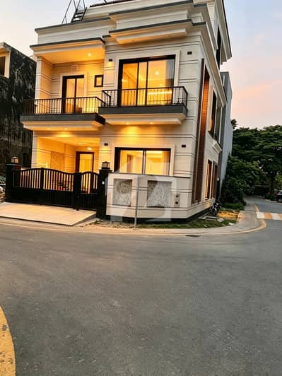 *Prime Luxury Living in the Heart of Eithad town Lahore!