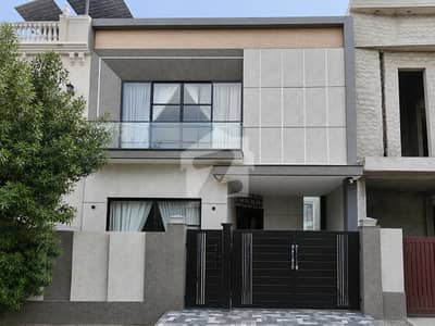 Exquisite 5 Marla Designer Residence with Modern Elegance