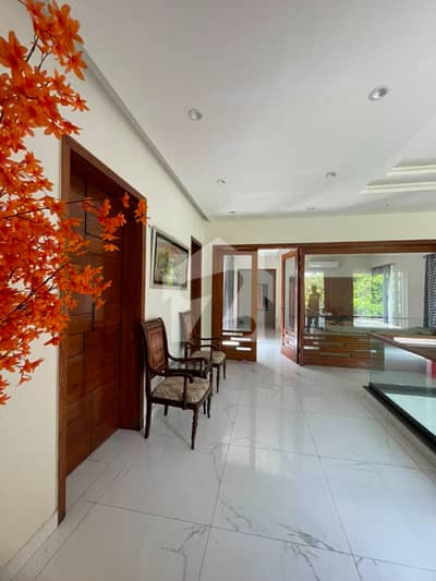 DEFENCE 8(EX PARK VIEW) KANAL ELEGANT AND FULLY MAINTAINED SUPER HOT LOCATED BUNGALOWS UPPER PORTION IS AVAILABLE IN THE BEST BLOCK OF DHA LAHORE.