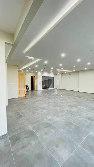 1700 to 3000. EPARATE OFFICE & OFFICE SPACE AVAILABLE FOR RANT IN GULBERG GREEN