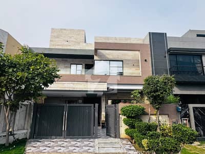 10 Marla Well Maintained House Available For Sale In Paragon City