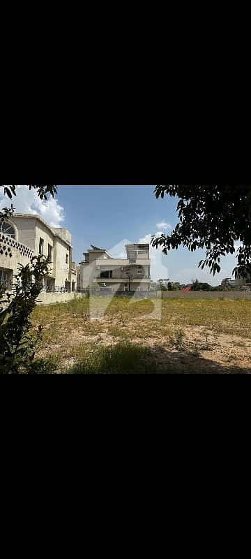 Park facing prime plot of 620 sq. yards in Bahria Phase 8 Club City, 120 sqyd extra land. Park facing prime plot of 620 sq. yards in Bahria Phase 8 Club City, 120 sqyd extra land.