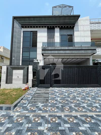10 Marla Luxury House Prime Location 60 Feet Road For Sale in LDA Avenue Lahore