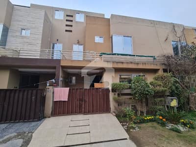 پیراگون سٹی لاہور میں 3 کمروں کا 4 مرلہ مکان 1.8 کروڑ میں برائے فروخت۔