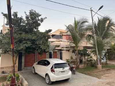 400 sqr yard house available for sale