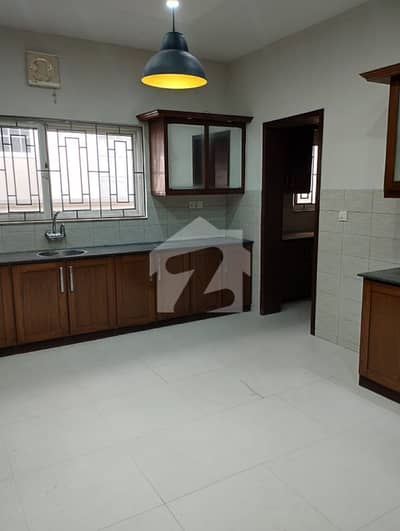 Luxurious Upper Portion for Rent in F-11, Islamabad! Accommodation: 3 Bedrooms (with attached washrooms) Living Spaces: Spacious TV Lounge, Drawing & Dining Room Features: Modern Kitchen, Terrace & Private Lawn