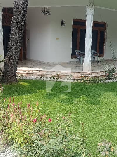 ایف ۔ 10 اسلام آباد میں 6 کمروں کا 2 کنال مکان 7.5 لاکھ میں کرایہ پر دستیاب ہے۔