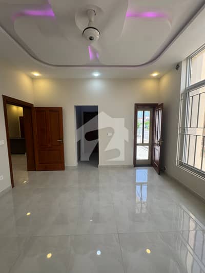 10 Marla House Available For Rent