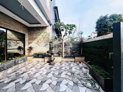 10 Marla Well Maintained House Available For Sale In Paragon City